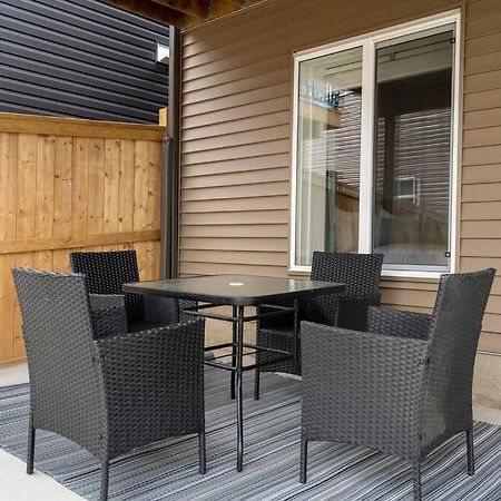 Modern Basement Gem: 2 Bedroom Retreat YYC 외부 사진