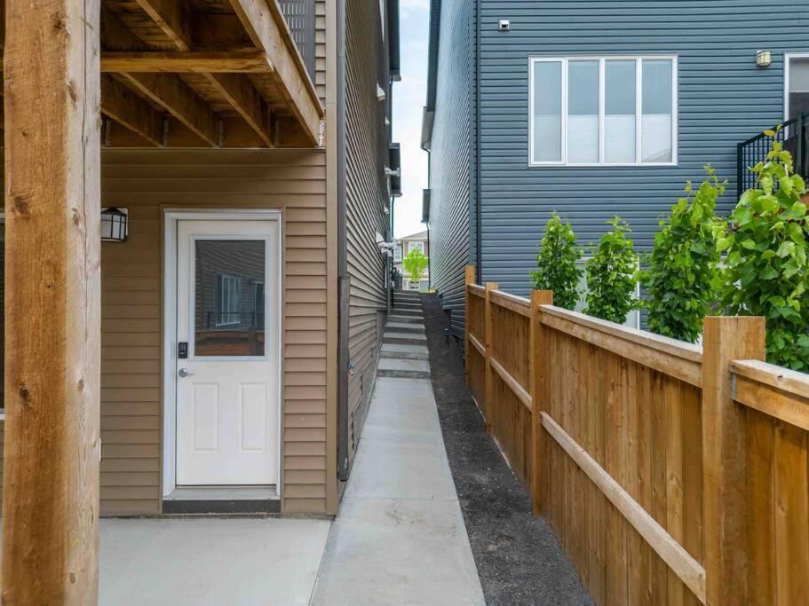 Modern Basement Gem: 2 Bedroom Retreat YYC 외부 사진