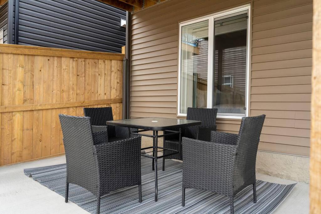 Modern Basement Gem: 2 Bedroom Retreat YYC 외부 사진
