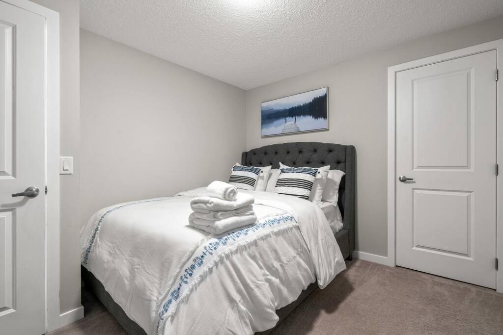 Modern Basement Gem: 2 Bedroom Retreat YYC 외부 사진
