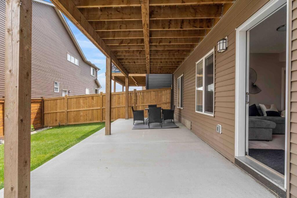 Modern Basement Gem: 2 Bedroom Retreat YYC 외부 사진