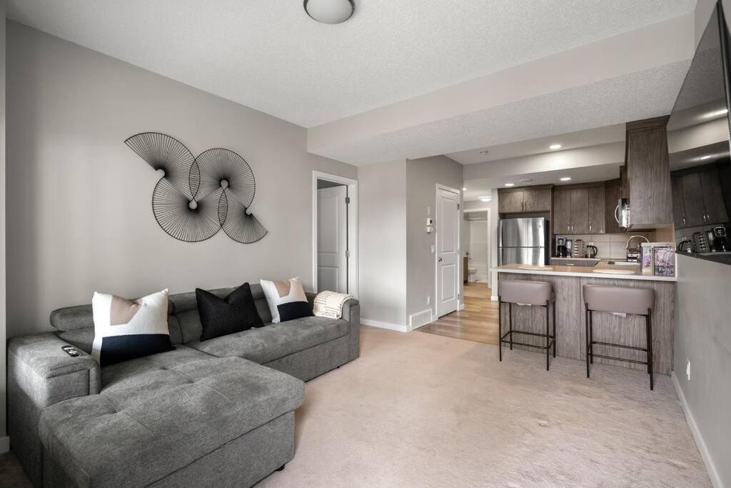 Modern Basement Gem: 2 Bedroom Retreat YYC 외부 사진