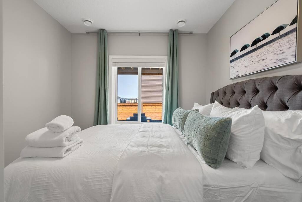 Modern Basement Gem: 2 Bedroom Retreat YYC 외부 사진