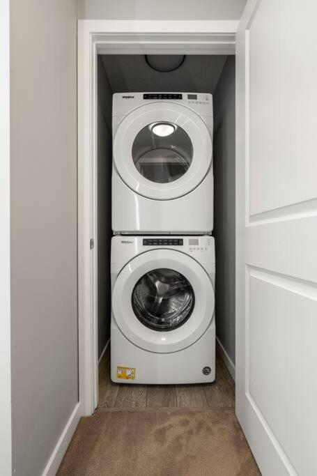 Modern Basement Gem: 2 Bedroom Retreat YYC 외부 사진