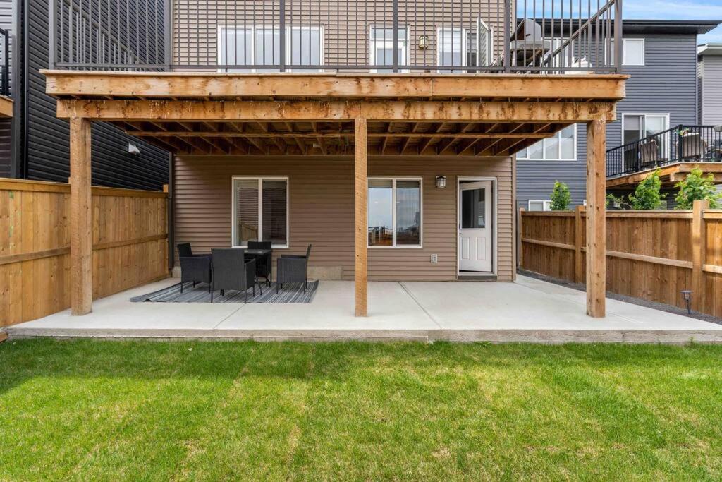 Modern Basement Gem: 2 Bedroom Retreat YYC 외부 사진
