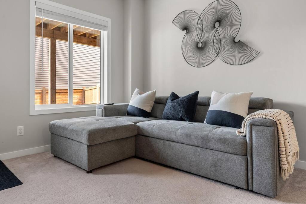 Modern Basement Gem: 2 Bedroom Retreat YYC 외부 사진