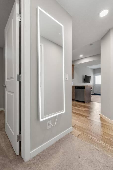 Modern Basement Gem: 2 Bedroom Retreat YYC 외부 사진