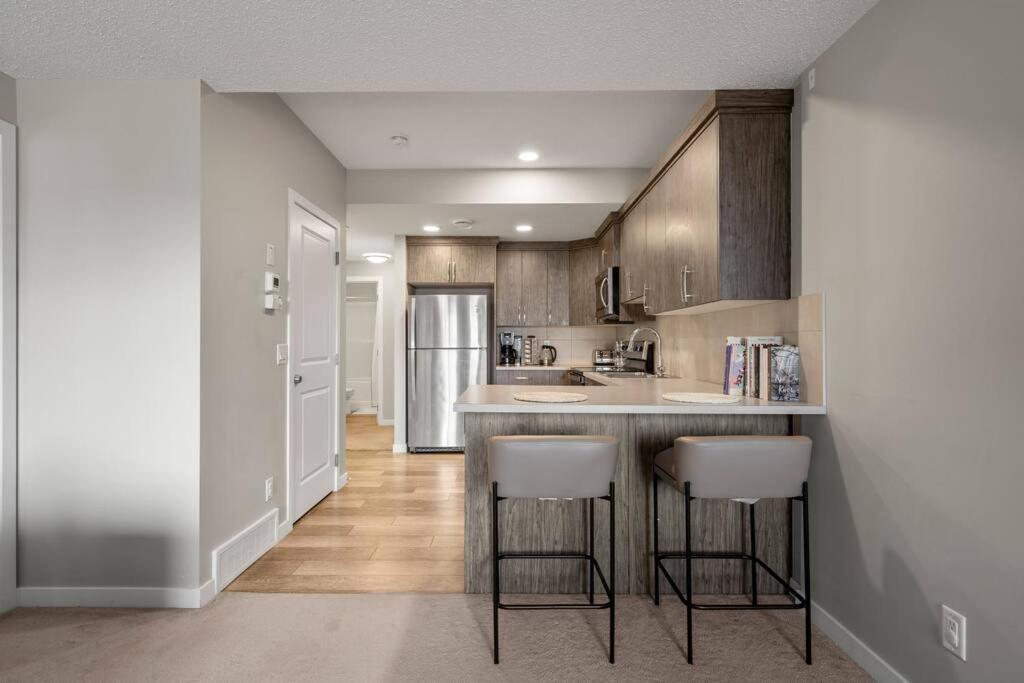 Modern Basement Gem: 2 Bedroom Retreat YYC 외부 사진