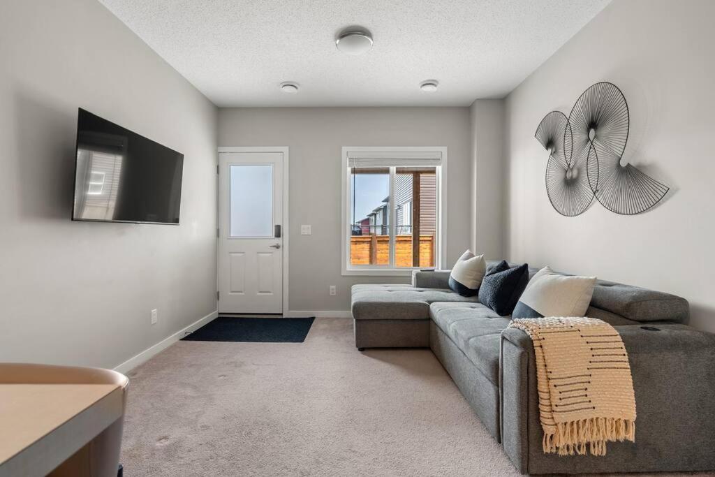 Modern Basement Gem: 2 Bedroom Retreat YYC 외부 사진