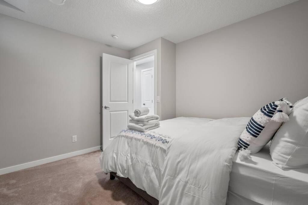 Modern Basement Gem: 2 Bedroom Retreat YYC 외부 사진
