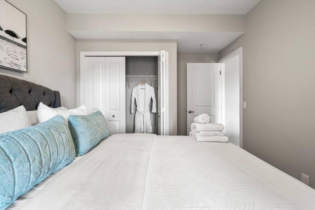 Modern Basement Gem: 2 Bedroom Retreat YYC 외부 사진