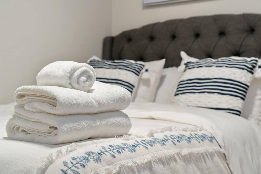 Modern Basement Gem: 2 Bedroom Retreat YYC 외부 사진